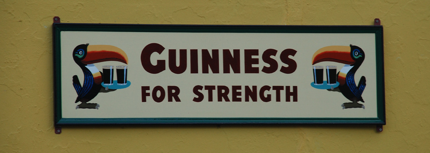 Guinness Schild an einem Pub in Irland