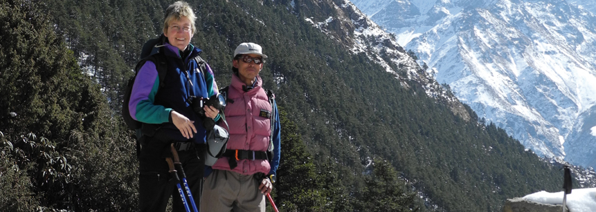Wanderer und Sherpa auf dem Weg zum Island Peak im Everest Gebiet in Nepal