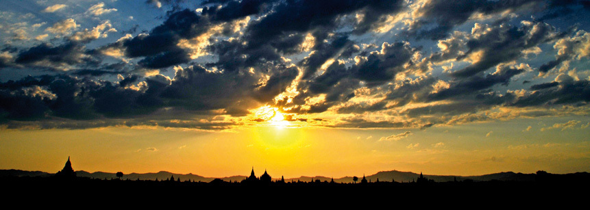 Sonnenuntergang über den Pagoden von Bagan in Myanmar