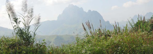 Bergpanorama im Norden von Laos auf der Strecke von Luang Prabang nach Vientiane