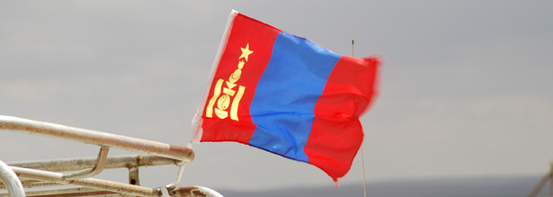 Mongolische Flagge am Dachgepäckträger eines Furgon Geländebusses in der Mongolei