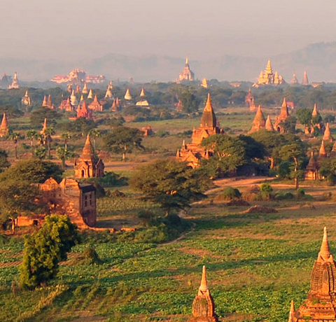 Blick auf die Pagodenfelder von Bagan in Myanmar im Licht der untergehenden Sonne