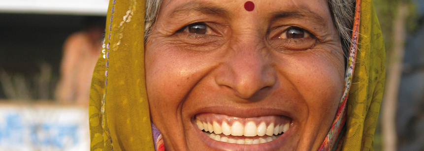 Begegnung mit einer lachenden Inderin während einer Indien Gruppenreise in Bophal