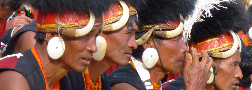 Tänzer auf dem Hornbill Festival auf einer Reise durch Arunachal und Nagaland in Indien