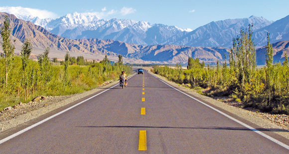 Fahrt auf dem Karakorum Highway an der alten Seidenstrasse
