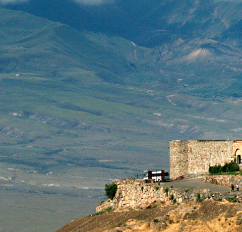 Ausblick auf das Khor Virap Kloster in Armenien, im Hintergrund Berge mit Wolken