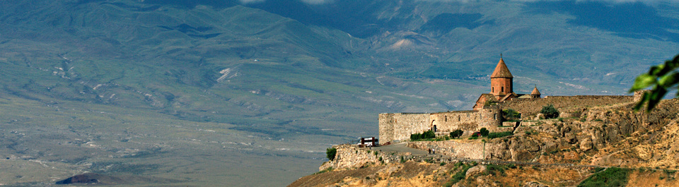 Ausblick auf das Khor Virap Kloster in Armenien, im Hintergrund Berge mit Wolken