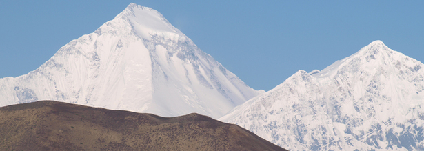 Verschneite Berge in Mustang Nepal Reise