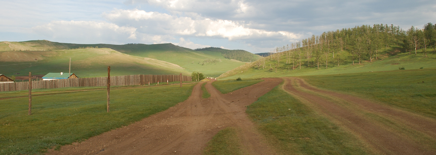 mitten rein ins das Mongolische Nirgendwo führt uns diese gut ausgebaute Strasse
