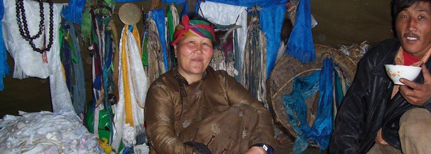 Schamanin in ihrem Zelt bei Renchinhlumbe im Norden der Mongolei