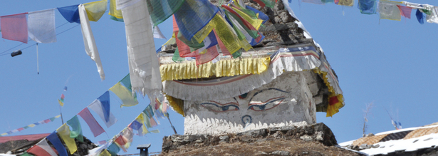 Stupa mit Augen und geschmückt mit Gebetsfahnen vor blauem Himmel im Mount Everest Gebiet in Nepal