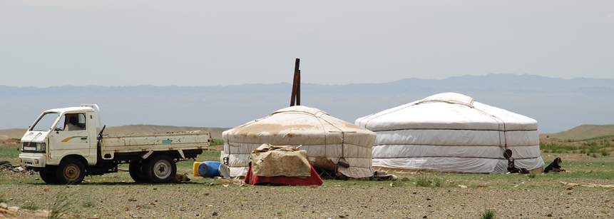 Zwei Nomadenjurten in der Steppe der Mongolei