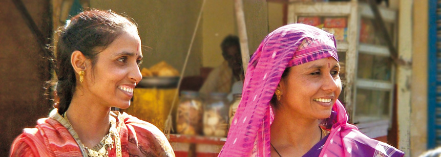 Inderinnen in buten Saris auf einer Indien Rundreise