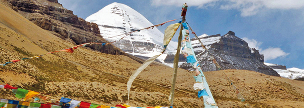 Bunte Gebetsfahnen am Kailash auf einer Tibet Reise