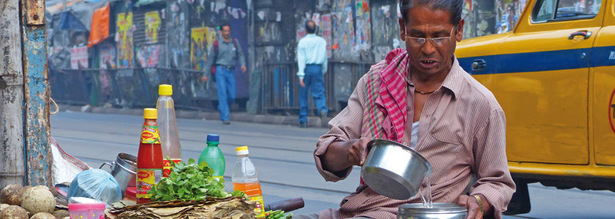 Typisch indische Garküche am Strassenrand, in der indische Gerichte zubereitet werden