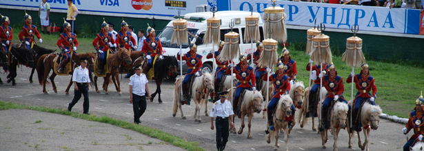 Pferdeumzug beim Naadam Fest in der Mongolei
