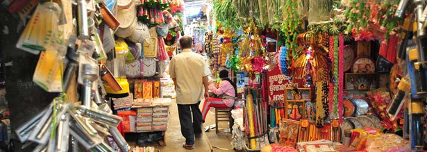 Blick in den überdachten Markt von Siem Reap in Kamboscha