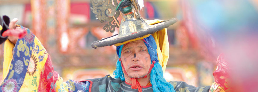 Maskentänze beim Klosterfest in Bhutan