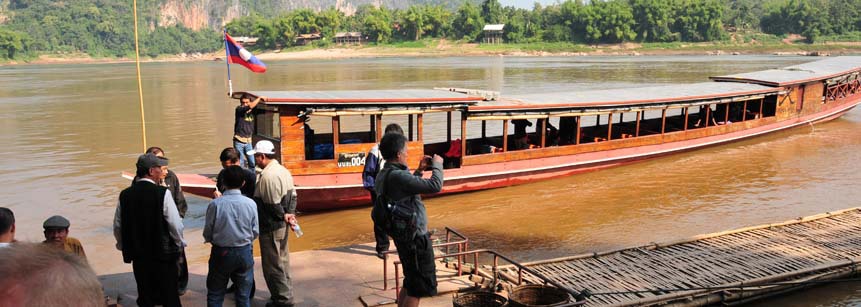 Ausflugsboote auf dem Weg zu den Höhlen von Pak Ou auf dem Mekong in der Nähe von Luang Prabang in Laos