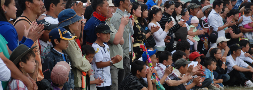 Blick auf die Zuschauermenge beim Naadam Fest in der Mongolei