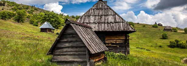 Holzhäuser bei Mokra Gora in Serbien
