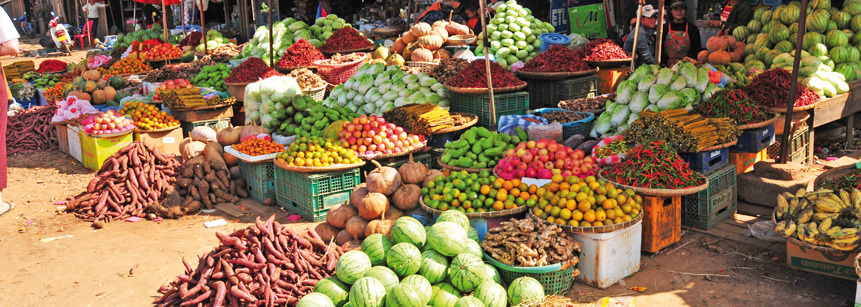 Gemüsemarkt in Laos mit typisch laotischem Obst und Gemüse