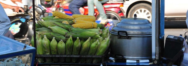 Straßenstand in Kambodscha an dem frische Maiskolben gekocht werden