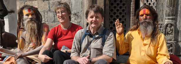 Reisegäste mit zwei Sadhus in Kathmandu