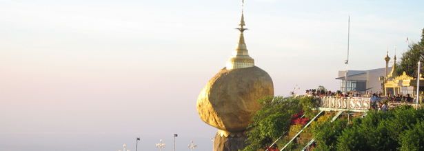 Goldener Felsen von Kyaiktiyo in Myanmar