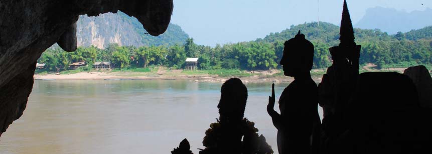 Blick aus den Höhlen von Pak Ou heraus auf den Mekong mit Buddha Silhoutten im Vordergrund auf einer Laos Gruppenreise
