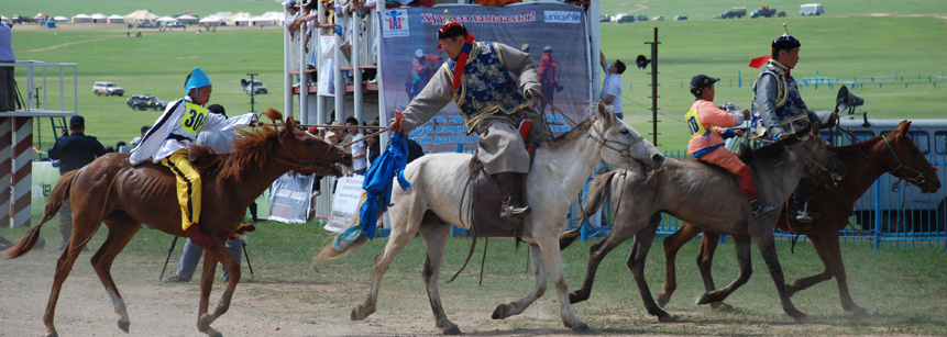 Zieleinlauf beim Pferderennen zum Naadam Fest in der Mongolei