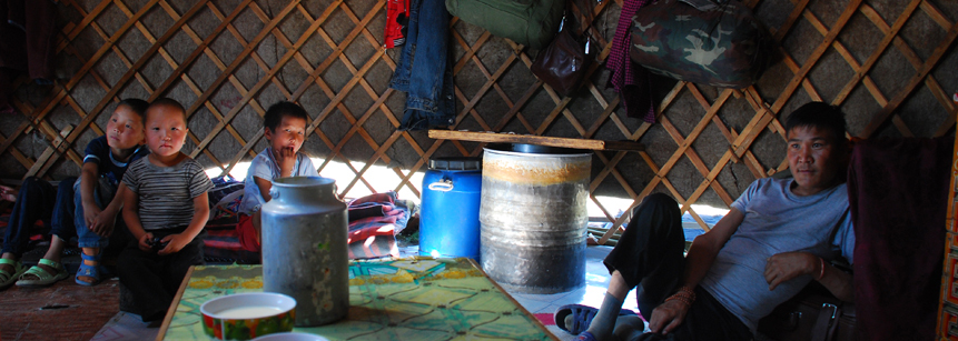 Besuch bei einer Nomaden Familie in ihrer Jurte auf einer Mongolei Reise