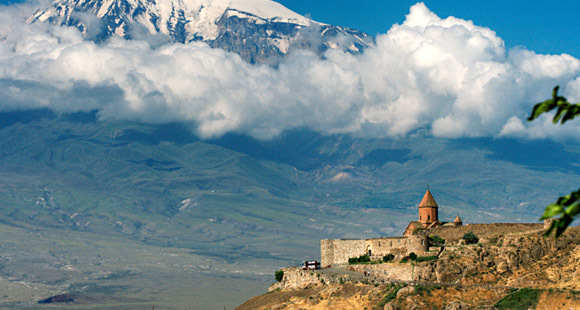Kloster Khor Virap in Armenien vor verschneiten Bergen mit Wolken