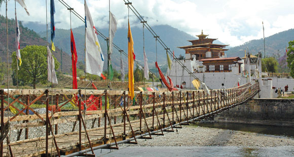 Drahtseilbrücke zum Punakha Kloster in Bhutan