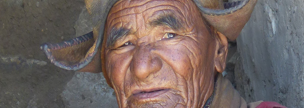 Einheimischer in Ladakh mit traditioneller Kopfbedeckung auf einer Zanskar Reise in Indien
