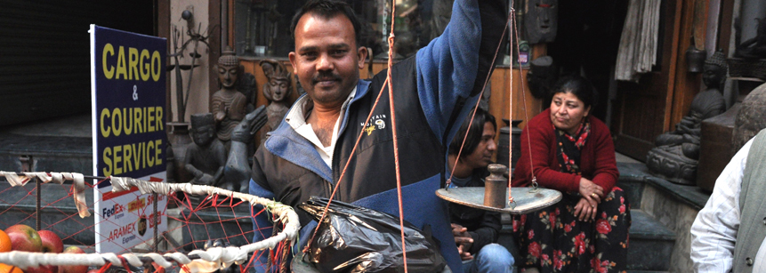 Apfelverkäufer mit Waage in Kathmandu in Nepal