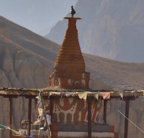 Mit Gebetsfahnen geschmückte Stupa auf einer Nepal Reise in Mustang