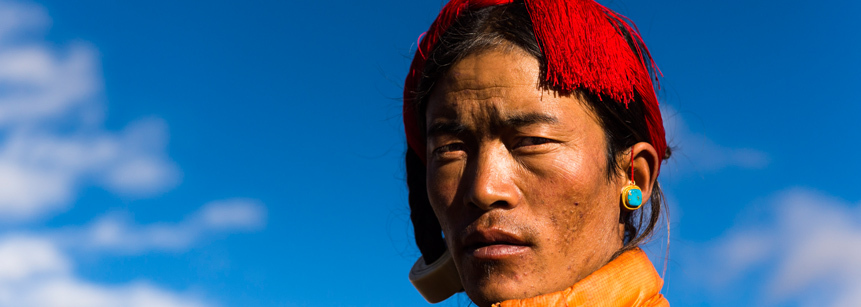 Tibetischer Nomade vor blauem Himmel auf einer Tibet Individualreise