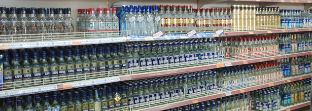 Das Wodka Regal in einem Supermarkt in Ulan Bator zeigt viele verschiedene Sorten von mongolischem Wodka auf unserer Gruppenreise durch die Mongolei