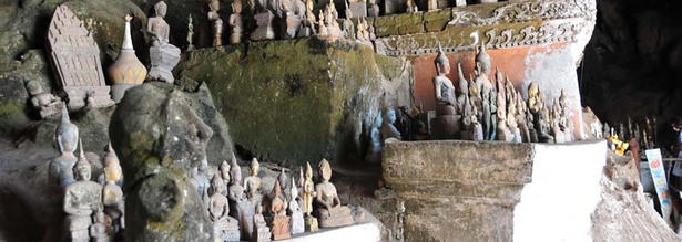 Verschiedene Buddha Figuren in den Pak Ou Höhlen im Norden von Laos am Mekong