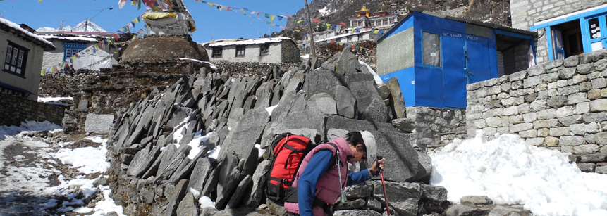 Wanderer mit Wanderstock in der nepalesischen Ortschaft Khunde auf einer Nepal Trekking Reise