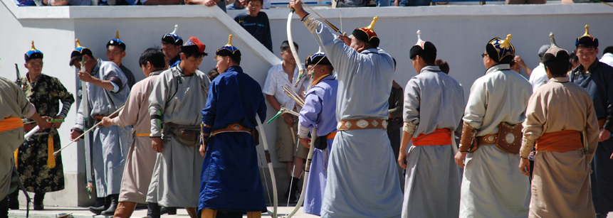 Traditionell gekleidete Mongolen beim Bogenschießen auf dem Naadam Fest in Ulan Bator