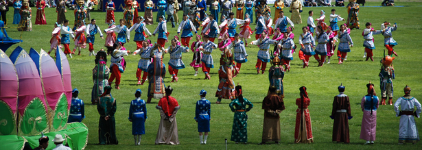 Tanzformation bei der Eröffnungsfeier des Naadam Festes in Ulan Bator in der Mongolei