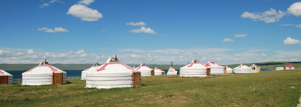 Jurtencamp oder auch Gercamp genannt in der Mongolei am Ogii Nuur See. In der Mitte der mongolischen Jurten befindet sich ein kleiner Ofen. Außerdem ist jede Jurte mit 2 bis 3 gemütlichen Betten ausgestattet. eine wunderbare Unterkunft für alle Mongolei Reisen