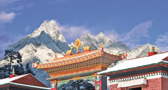 Eingangstor des Tengboche Klosters im Mount Everest Gebiet auf einer Nepal Reise