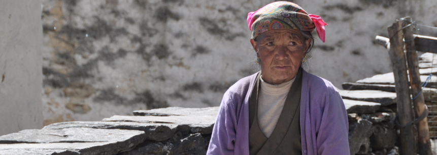 Einheimische mit Kopftuch im Everest Gebiet bei dem Ort Lukla auf einer Nepal Reise