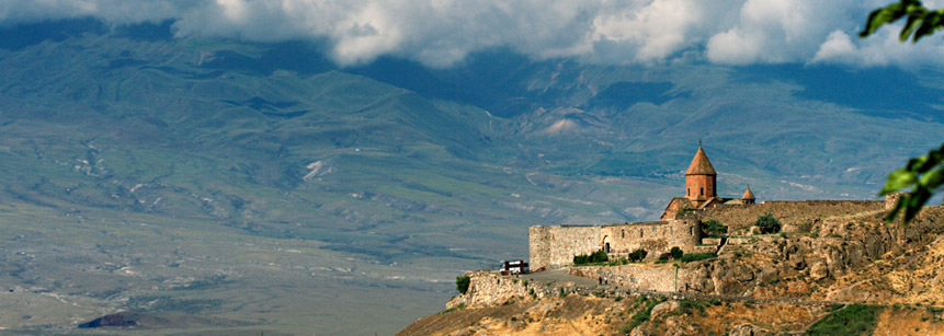 Khor Virap Kloster in Armenien vor Bergen mit Wolken